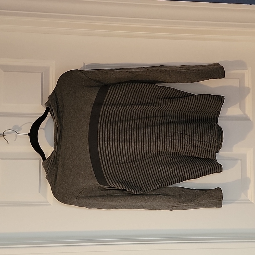 Children's place long sleeve hooded t-shirt medium